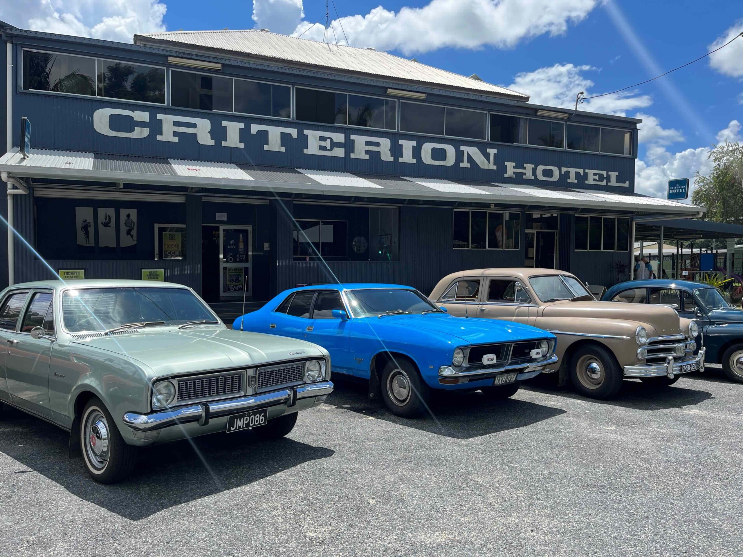 Car-Clubs-Front-of-Pub-2